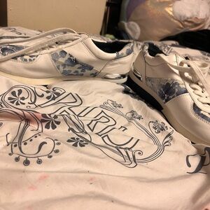 I have Michael kors shoes never worn